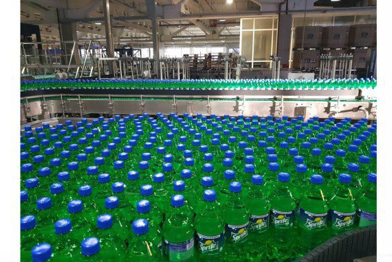 На заводе в Екатеринбурге началось производство напитков в необычной упаковке