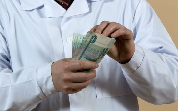 Медицинские работники начали получать специальную социальную выплату