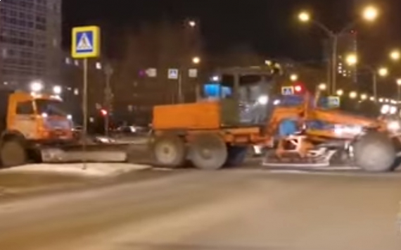 В мэрии Екатеринбурга рассказали, почему спецтехника чистит асфальт без снега