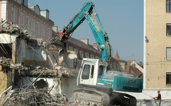 В Екатеринбурге приступили к демонтажу бывшего ресторана "Харбин"
