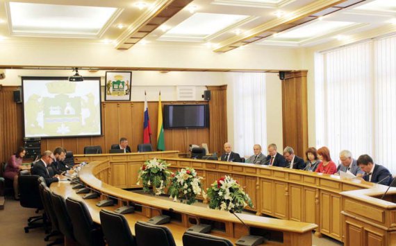 Екатеринбургские депутаты лишили чиновников «добавки»
