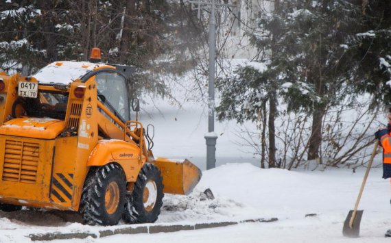 В Екатеринбурге подрядчики помогают мэрии в уборке снега