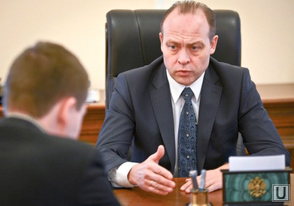 Глава администрации губернатора Свердловской области Сергей Пересторонин дает интервью в своем кабинете